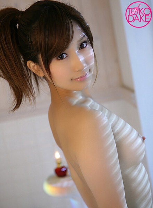 【衝撃デビュー】【お得】こじみなちゃんのAV女優のスタートはここから。緊張のインタビューから恥ずかしい初脱ぎ。初玩具責めではマ○コを責められて、糸引く愛液。更に初めての指マン大量連続潮吹き。カメラにかかった潮をゴメンしながら拭くみなみちゃんがカワイイ！ 小島みなみ｜td040dv01279